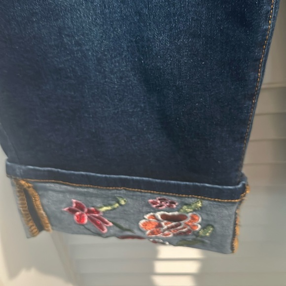 NWT Sandpiper Mid Rise Jegging Super Soft Stretchy Embroidered Capri. - Picture 5 of 8